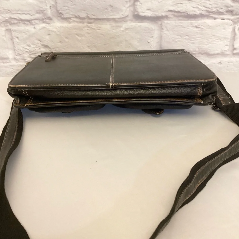 Wilson’s Leather Dark Brown Messenger Bag Laptop Vintage Briefcase Distressed